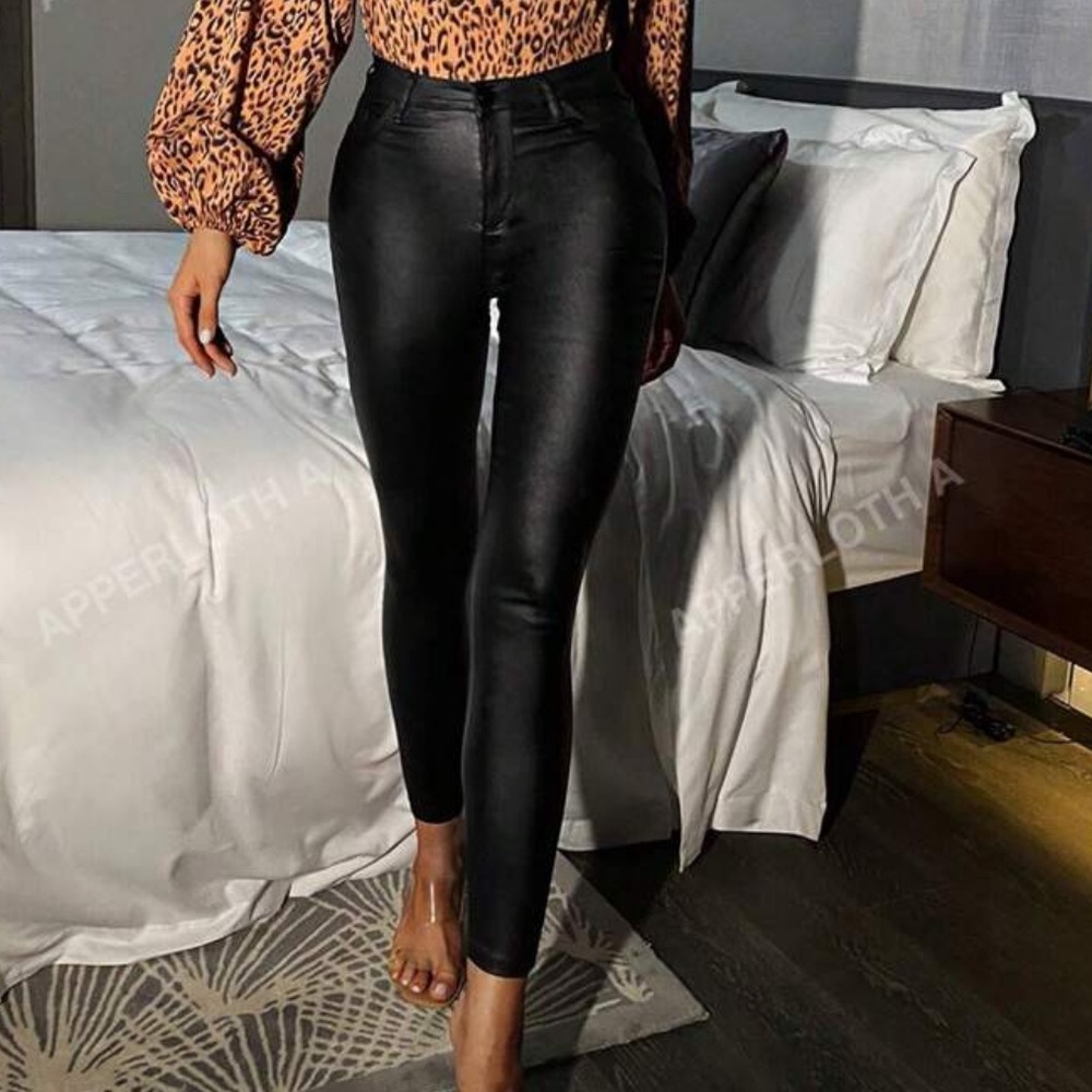 BLACK LEATHER PANTS